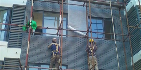 外墻保溫裂縫、脫落，外墻涂料開裂脫落，窗口進(jìn)水滲漏水維修方案
